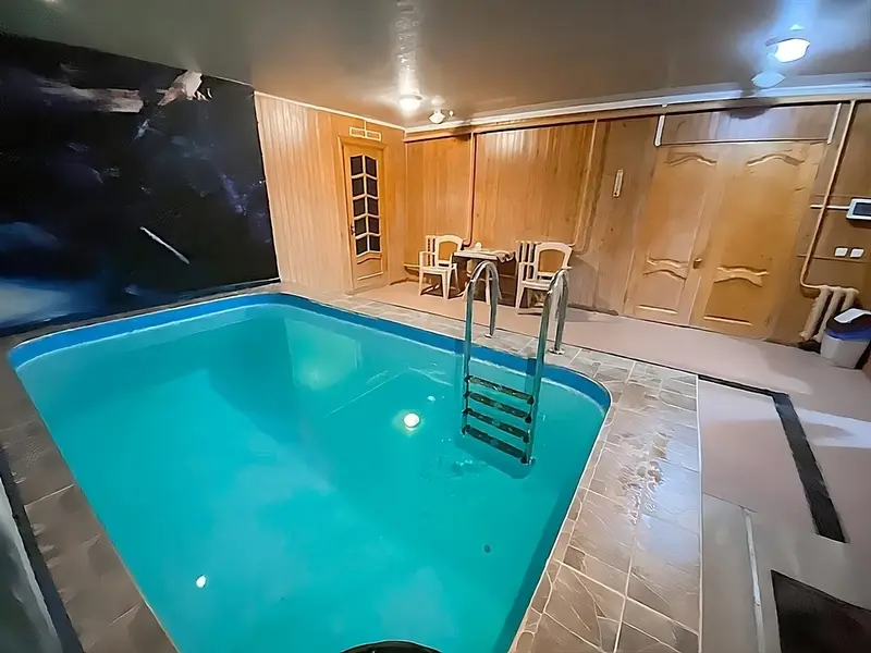 Подогреваемый бассейн с подсветкой в семейной сауне в Аксае