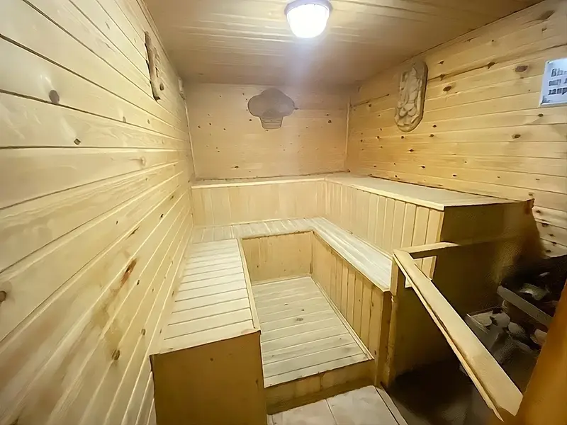 Парилка с натуральной отделкой в семейной сауне Аксая