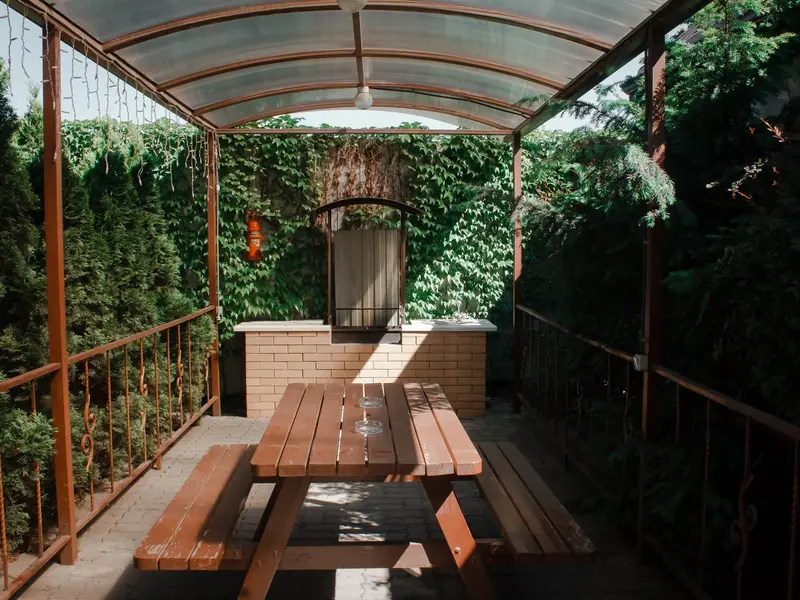 Беседка на свежем воздухе рядом с сауной в Аксае