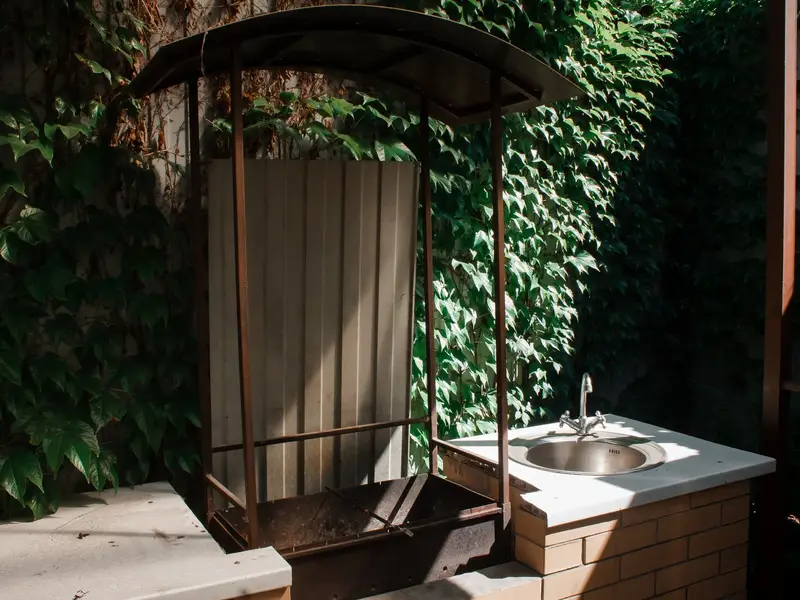 Мангал и зона барбекю у семейной сауны в Аксае