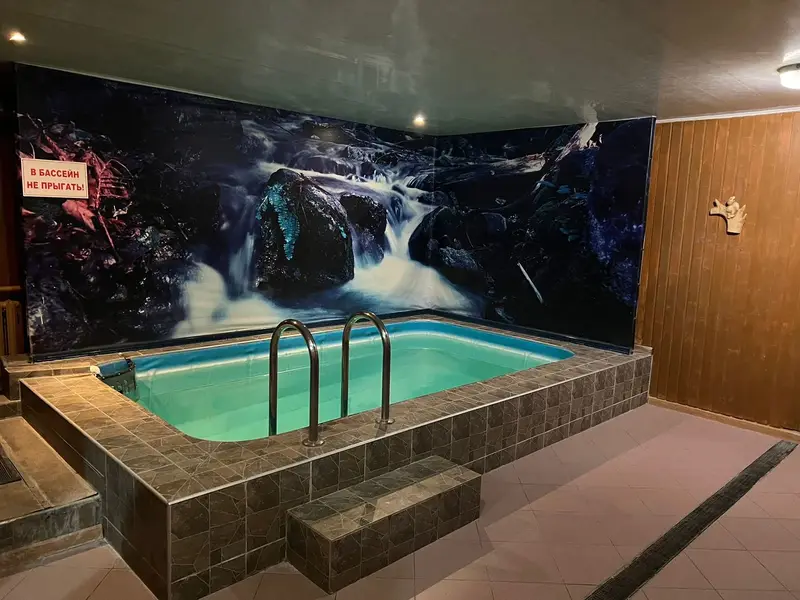 Бассейн в сауне Аксая с мягкой подсветкой вечером